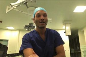 Dario Rochira chirurgo plastico in sala operatoria